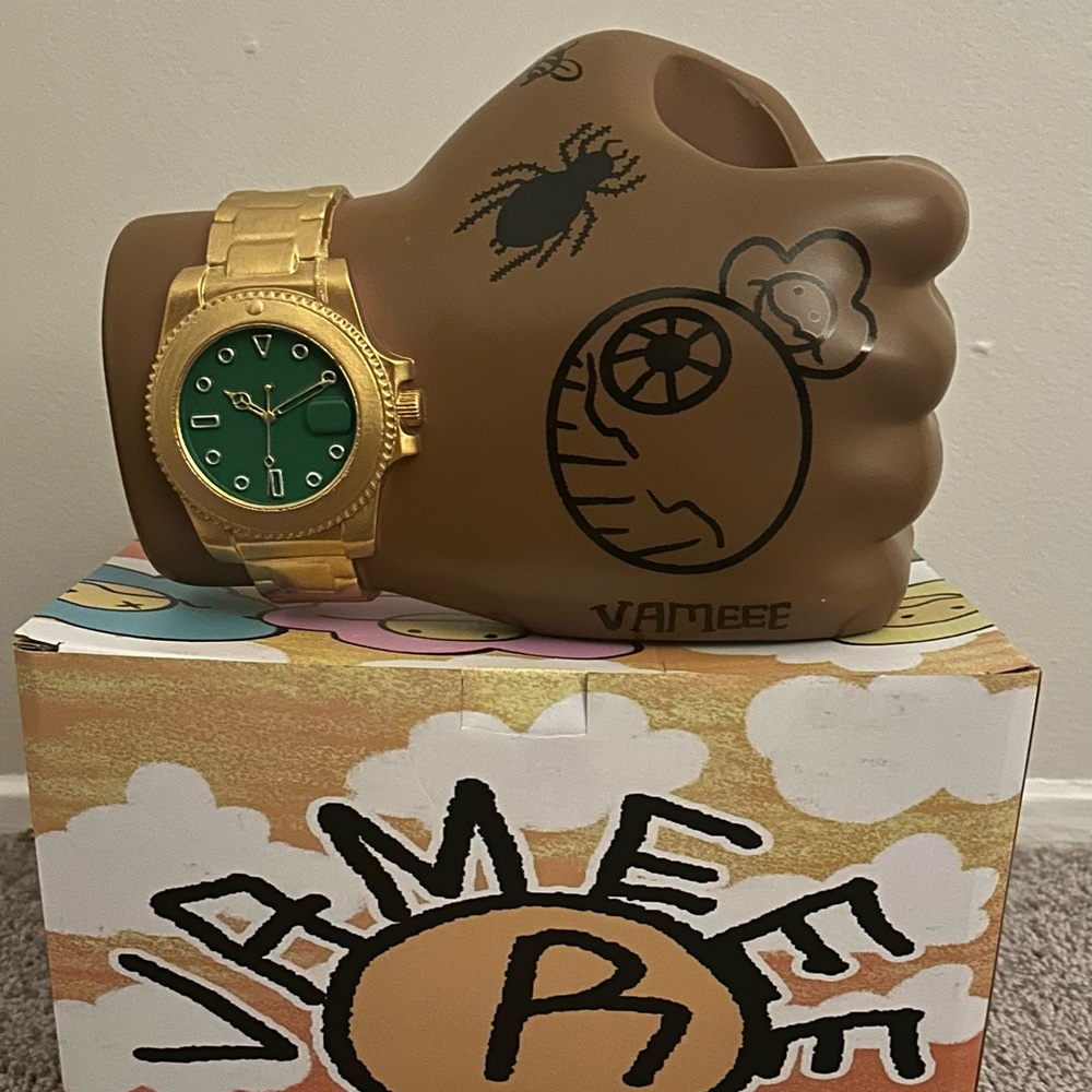 VAMEEE Hand Figure × 1 Gold Watch with Green Dial (flower pot) or ART